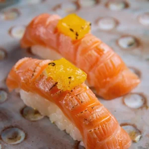 Niguiri Barriga de Salmão Trufado, Flor de Sal e Laranja